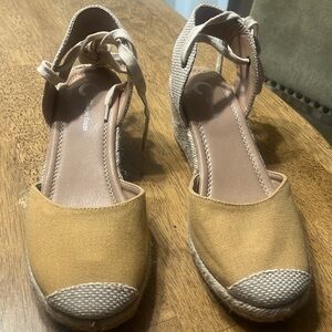Journee Collection Monte Lace-Up Round Toe Wedge Sandel Size 9